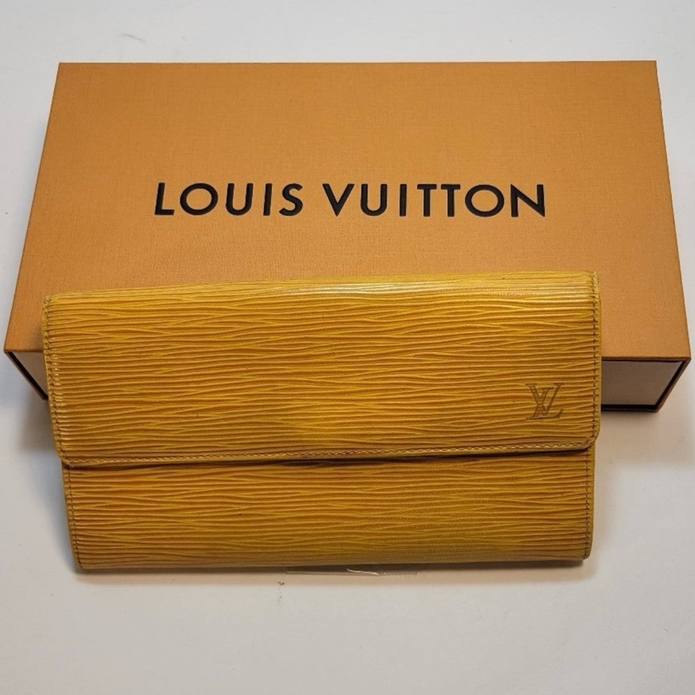 Authentic Louis Vuitton Sarah Wallet in yellow epi leather. (Box not included)